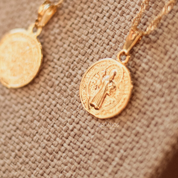 Colar de Cruz de São Bento (Dourado) - Imagem 2